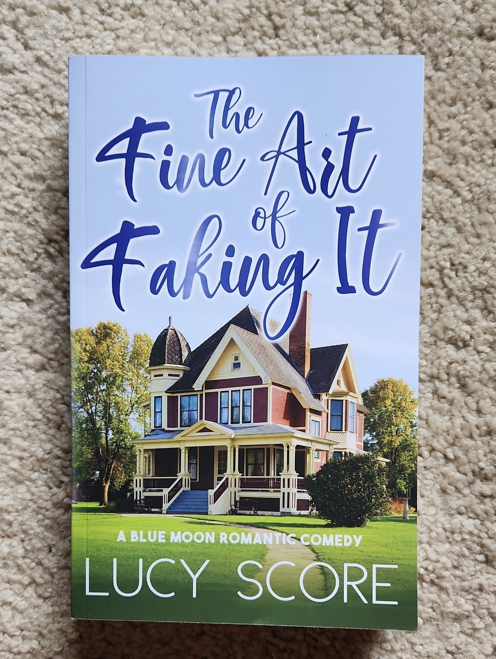 Lucy Score The Fine Art of Faking It (Blue Moon Romantic Comedy)